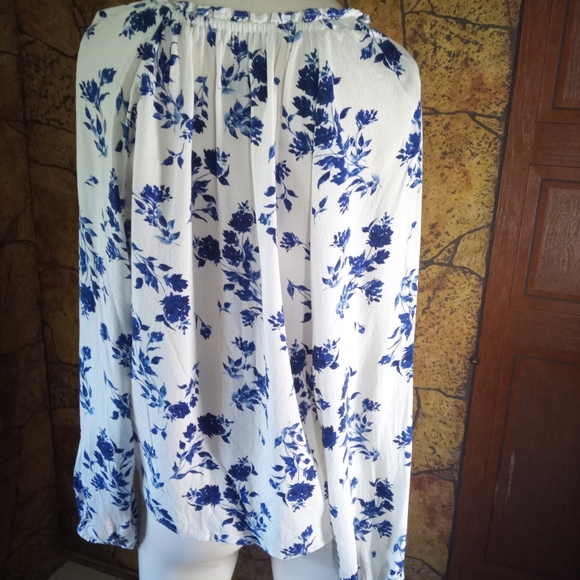 Old Navy Blue and White Floral Blouse - Picture 4 of 4